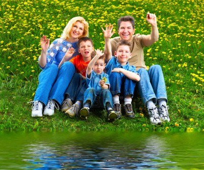 4347406-familia-feliz-padre-madre-e-hijos-en-el-parque