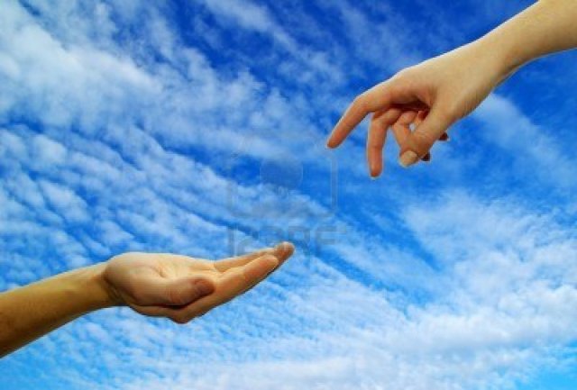 5759826-la-mano-extendida-para-ayudar-en-un-fondo-del-cielo