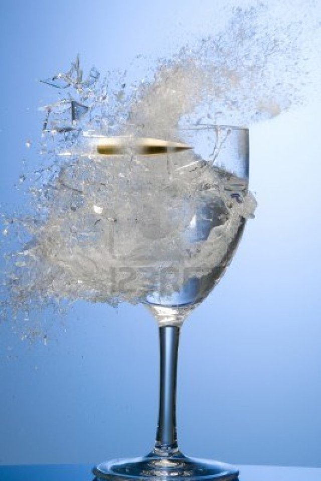 6912186-disparos-de-bala-rompe-a-traves-de-la-copa-de-vino
