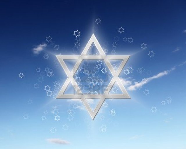 9786093-imagen-de-una-estrella-de-david-contra-el-cielo-azul-con-nubes-blancas