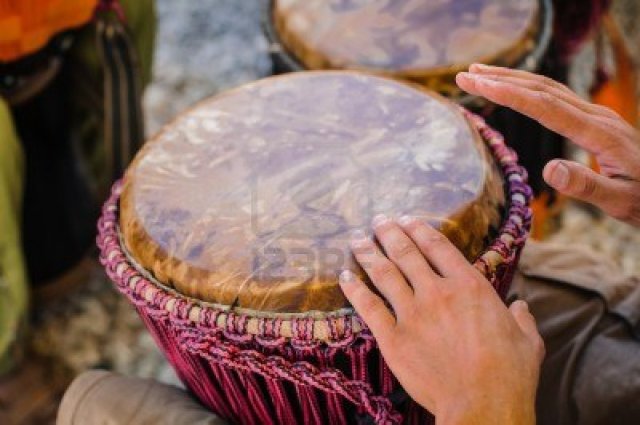 15488434-hombre-tocando-el-djembe-tambor-africano-al-aire-libre