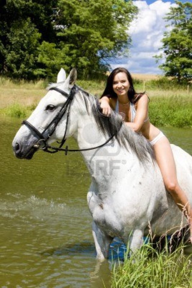 7642219-ecuestre-en-paseos-a-caballo-a-traves-del-agua