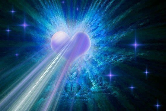corazon irradiando energia en azulvioleta