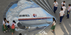 Un-mural-en-honor-al-desaparecido-vuelo-MH370-de-Malaysia-Airlines-en-una-escuela-de-Filipinas-300x150