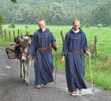 burrito y dos monjes