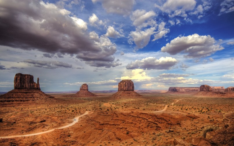 monument-valley-colorado-plateau-utah-usa-butte-panorama-clouds-nature