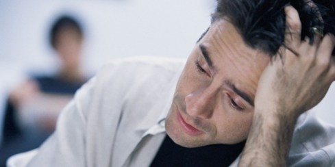 erschoepfter_mann-870x435
